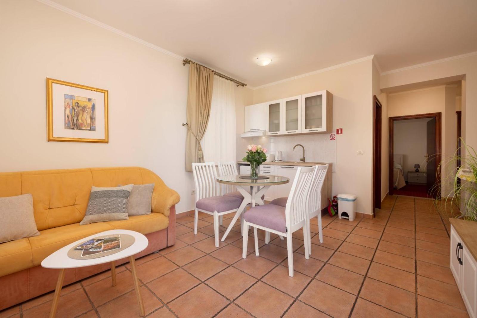 Aparthotel Villa Mozart Podgora Exterior foto
